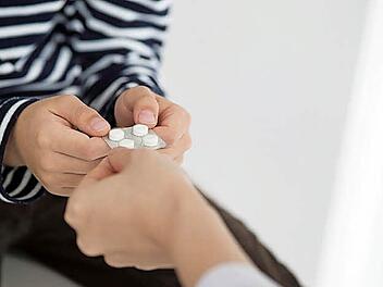 Manche Kinder bekommen Medikamente zur Lösung des Problems. Eine umstrittene Methode.