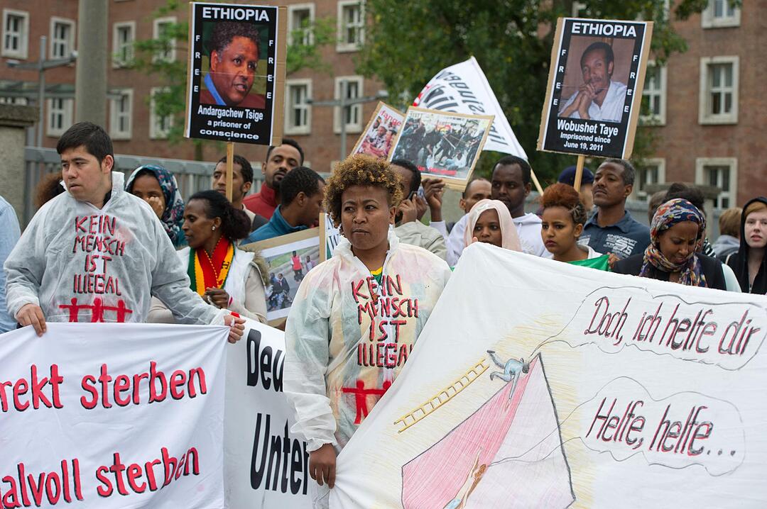 Kundgebung von Flüchtlingen vor dem Bundesamt für Migration Foto: Timm Schamberger / dpa