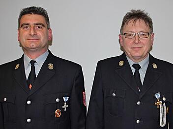 Reinhold Meixner und Martin Klee (von rechts) wurden Erster und Zweiter Kommandant bei der Feuerwehr Gereuth.Foto: Helmut Will