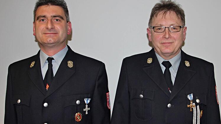 Reinhold Meixner und Martin Klee (von rechts) wurden Erster und Zweiter Kommandant bei der Feuerwehr Gereuth.Foto: Helmut Will