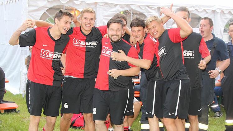 Riesengroß war die Freude bei der Mannschaft des TSV Rossach, die als Sieger beim Spiel ohne Grenzen hervor ging. Foto: Michael Stelzner