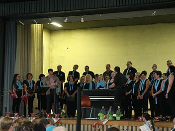 Ein fröhliches Sommerkonzert gab der Stadtsteinacher Chor Akustica am Sonntagabend in der alten Turnhalle. Launig durch das Programm führte Roland Wolfrum (am Mikrophon). Fotos: Klaus Klaschka