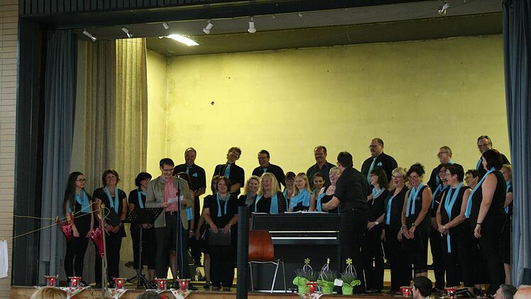 Ein fröhliches Sommerkonzert gab der Stadtsteinacher Chor Akustica am Sonntagabend in der alten Turnhalle. Launig durch das Programm führte Roland Wolfrum (am Mikrophon). Fotos: Klaus Klaschka
