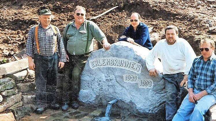 Die Quelle des Erlenbrunnens wurde 1993 neu eingefasst. Unser Bild zeigt unter anderem Otto Stephan, Günther Koch, Joachim Hartling und Ludwig Reuß. Foto: Wolfgang Dorn
