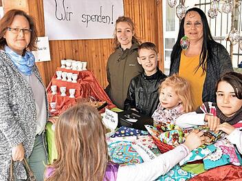 Die Mittagsbetreuung der Grundschule im Nassachtal verkaufte beim Ostermarkt der Hobbybastler in Haßfurt selbst gefertigte Filzschnecken, Eierbecher, Hasen und Eier aus Ton sowie Wärmesäckchen und wird den Erlös einem Kinderheim in Tansania spenden. Fotos: Ulrike Langer