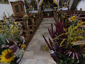 Zum Patrozinium ist die Pfarrkirche Maria Himmelfahrt in Pautzfeld reich mit Blumen geschmückt.  Josef Hofbauer