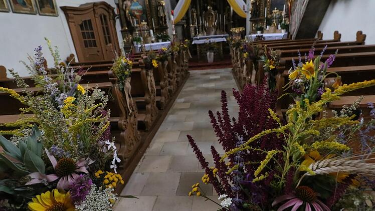 Zum Patrozinium ist die Pfarrkirche Maria Himmelfahrt in Pautzfeld reich mit Blumen geschmückt.  Josef Hofbauer