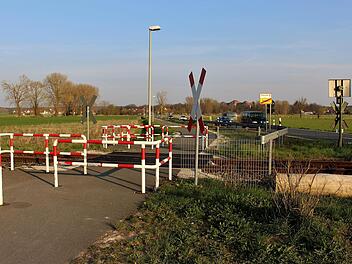 Am Bahnübergang Steppach mündet der Radweg in eine Umlaufsperre.    Foto: Evi Seeger