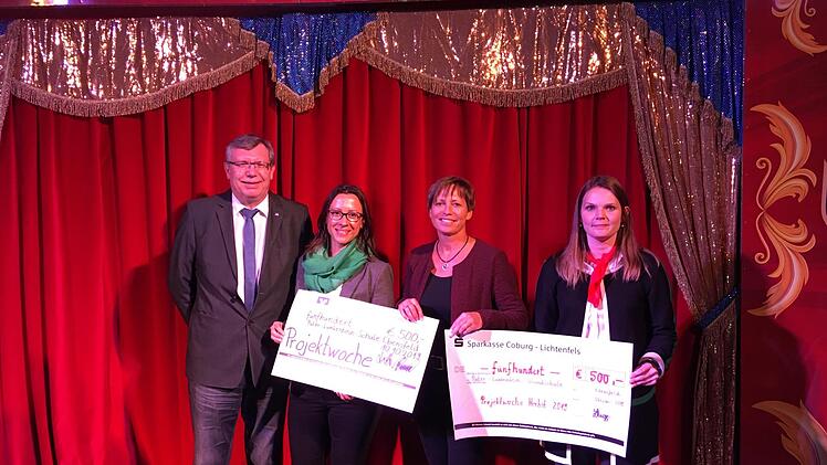 Finanzielle Unterstützung für das Zirkus-Projekt an der Ebensfelder Schule gab es u.a. von den den örtlichen Banken. Hier die Spendenübergabe, von links Michael Lieb (Vorstandsvorsitzender Raiffeisen-Volksbank) mit Geschäftsstellenleiterin Martina Nagel, Schulleiterin Schüßler, sowie Tatjana Schnapp (Geschäftsstellenleiterin Sparkasse)Daniela Siegemund