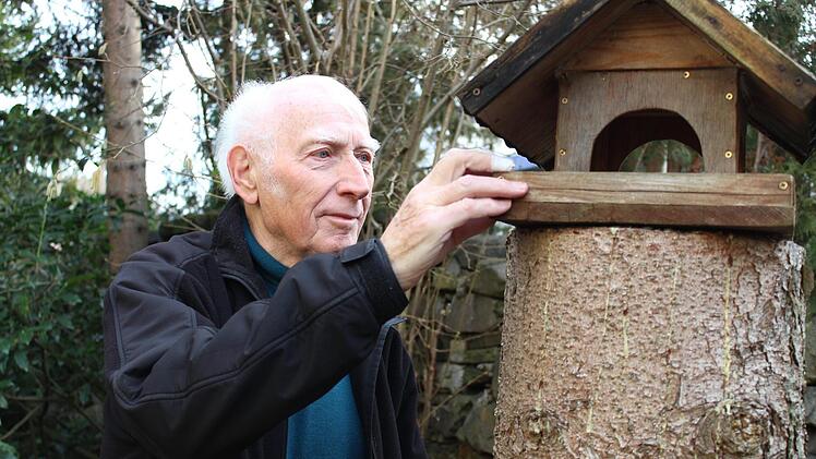 In Gerd Fleischmanns Garten stehen drei Vogelhäuschen. Doch nicht nur für Wildvögel hat der Stockheimer in seinem Garten Rückzugsorte geschaffen. Foto: Cindy Dötschel