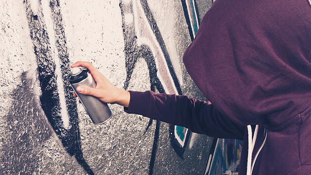 Graffiti in Steinfeld: 2000 Euro Schaden bei Feldscheune