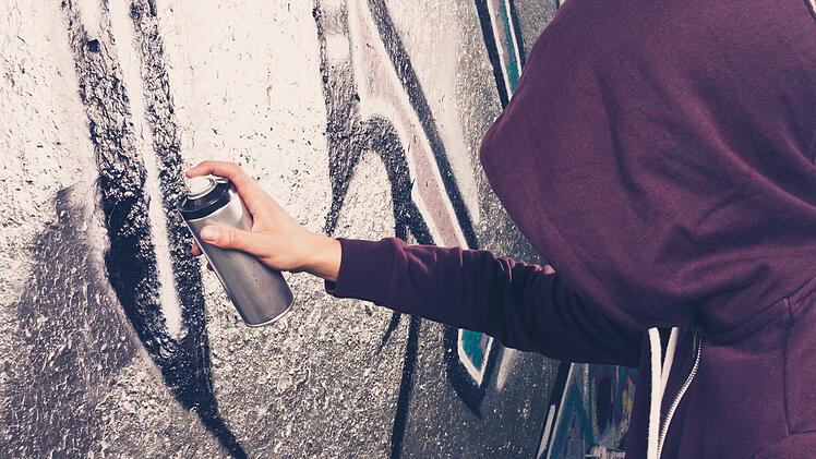 30 große Graffiti zum Gaza-Krieg in Nürnberg - Polizei jagt die Sprüher