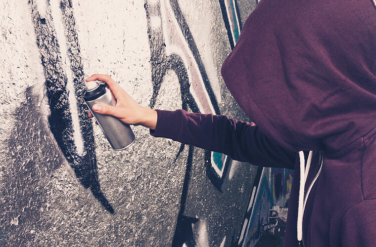 Graffiti in Steinfeld: 2000 Euro Schaden bei Feldscheune