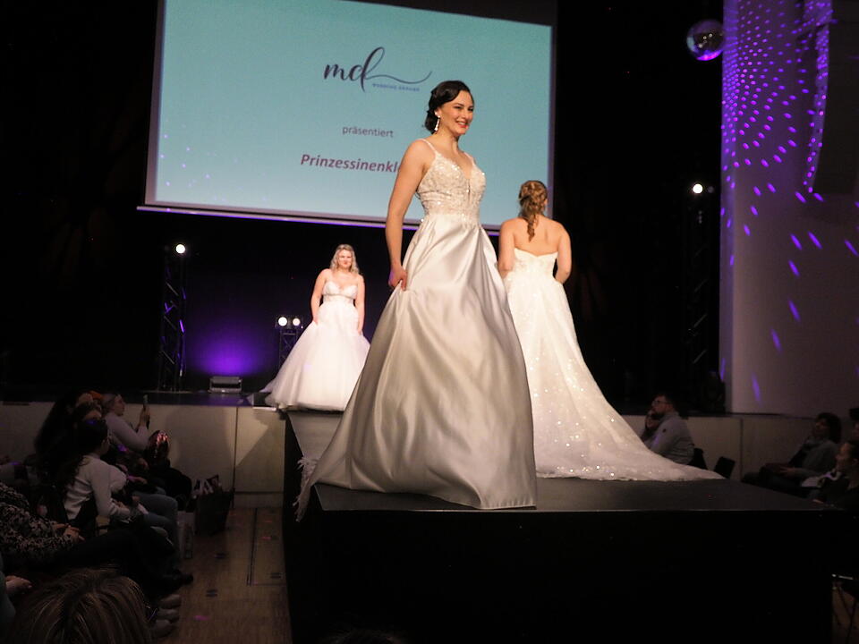 Inkl. Braut- und Festmodenschauen.