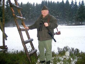 Reinhold Heinlein auf dem Weg zum Schwarzwildansitz im Revier in Förtschendorf Foto: Karl-Heinz Hofmann