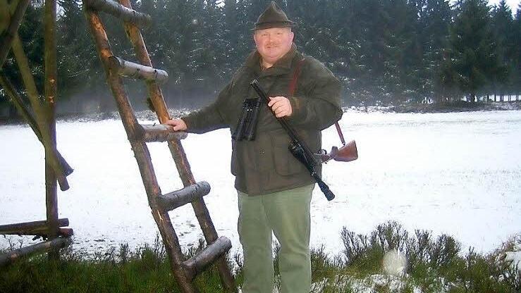 Reinhold Heinlein auf dem Weg zum Schwarzwildansitz im Revier in Förtschendorf Foto: Karl-Heinz Hofmann