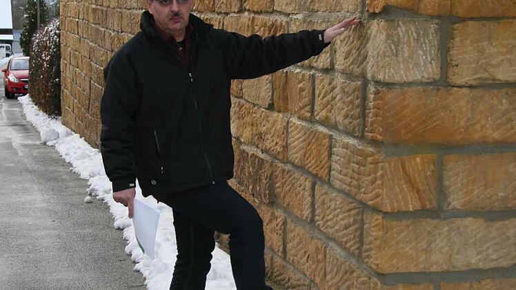 Gerhard Hanna vom Markt Küps stellte sich neben die Mauer, um ihre Dimensionen zu verdeutlichen.  Foto: Adam