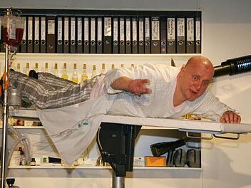 Der eingebildete Kranke alias Frank "Frecko" Schott war der Knaller bei der Premiere - er erweckte das altbekannte Molière-Stück zu neuem Leben. Auf fränkisch! Alle Fotos: Adam