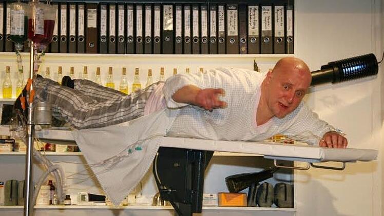 Der eingebildete Kranke alias Frank "Frecko" Schott war der Knaller bei der Premiere - er erweckte das altbekannte Molière-Stück zu neuem Leben. Auf fränkisch! Alle Fotos: Adam