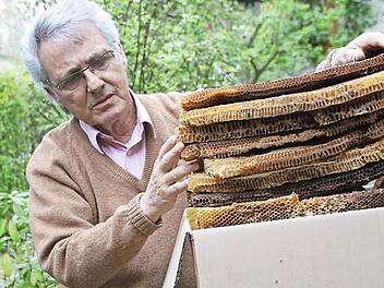 Abschied mit Wehmut von einem liebgewordenen Hobby: Die Waben der zugrunde gegangenen Bienenvölker wird Herbert Mengesdorf einem Imkerkollegen zum Einschmelzen und Wiederverwerten des Wachses übergeben. Foto: Ramona Popp