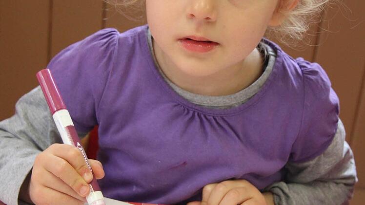 Julia Petschke malt ihr Sparschwein.