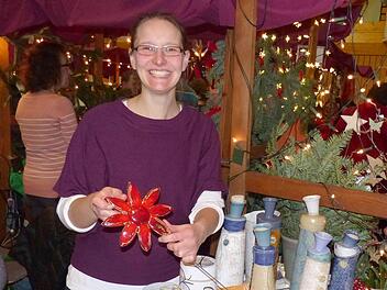 Keramikmeisterin Judith Schuberth aus Tschirn war als Anbieterin beim Nordhalbener Nikolausmarkt sehr angetan von der gemütlichen Atmosphäre in der Nordwaldhalle.  Foto: Norbert Neugebauer