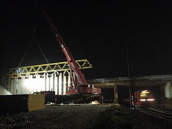 Eine spektakuläre Baustelle erleuchtet in der Nacht zum Samstag den Himmel im südlichen Landkreis Lichtenfels. Foto: Berthold Köhler