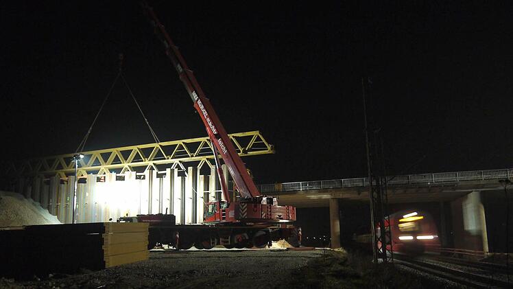 Eine spektakuläre Baustelle erleuchtet in der Nacht zum Samstag den Himmel im südlichen Landkreis Lichtenfels. Foto: Berthold Köhler