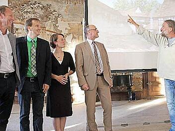 Dort oben dürften die Kemenaten der hübschen Burgfräulein gewesen sein. Burgenforscher Joachim Zeune zeigt anhand der virtuellen Aufbereitung, wie die Bramburg ausgesehen hat. Beim "Fensterln" dabei: Landrat Wilhelm Schneider, Burgenwinkel-Geschäftsführerin Inga Masemann, Bürgermeister Wolfram Thein und Konzeptentwickler Thomas Adamer (weiter von rechts).Foto: Ralf Kestel