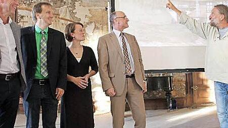 Dort oben dürften die Kemenaten der hübschen Burgfräulein gewesen sein. Burgenforscher Joachim Zeune zeigt anhand der virtuellen Aufbereitung, wie die Bramburg ausgesehen hat. Beim "Fensterln" dabei: Landrat Wilhelm Schneider, Burgenwinkel-Geschäftsführerin Inga Masemann, Bürgermeister Wolfram Thein und Konzeptentwickler Thomas Adamer (weiter von rechts).Foto: Ralf Kestel