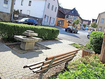 In diesem Bereich der Bahnhofstraße wird ein kleiner Platz entstehen, der auch die Ufer des Lauterbaches mit einbezieht. Fotos: Matthias Einwag