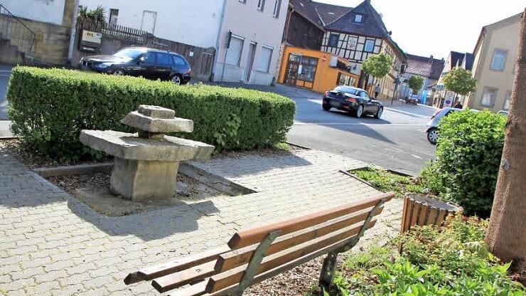 In diesem Bereich der Bahnhofstraße wird ein kleiner Platz entstehen, der auch die Ufer des Lauterbaches mit einbezieht. Fotos: Matthias Einwag