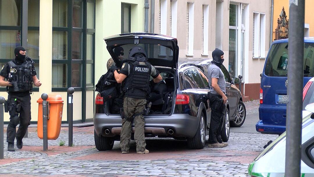 SEK Einsatz - Mann droht mit angeblicher Waffe