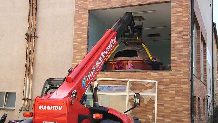 Ein Kessel wird aus der Brauerei ausgebaut. Foto: Thomas Malz