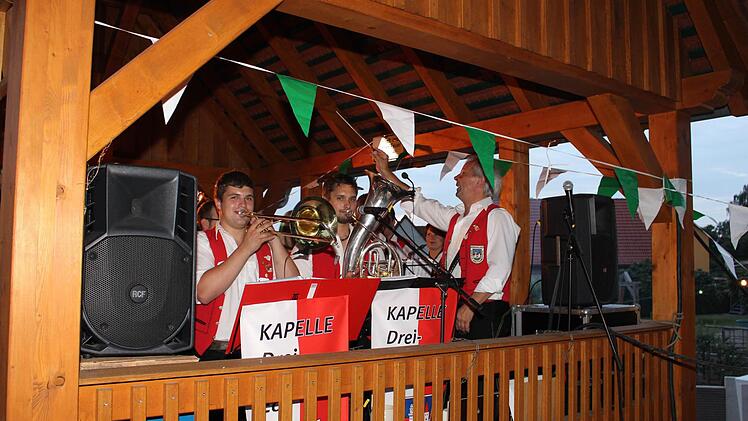Die Kapelle Dreifrankeneck spielte im Pavillon. Foto: Evi Seeger