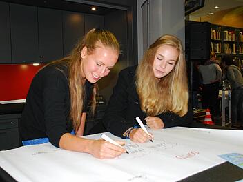 Selina Arendt (links) und Carolina Steger entwickeln bei dem Verantwortungsseminar mögliche Werbeslogans für alkoholfreie Cocktails. Foto: Roswitha Engelen