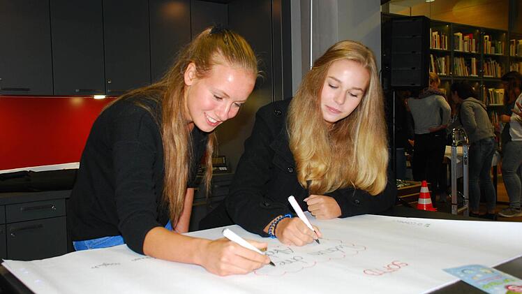 Selina Arendt (links) und Carolina Steger entwickeln bei dem Verantwortungsseminar mögliche Werbeslogans für alkoholfreie Cocktails. Foto: Roswitha Engelen
