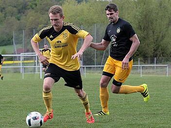 Der "Postler" Joel Hildebrand (l.) wird vom RSCler Thomas Reuß verfolgt. Fotos: sportpress