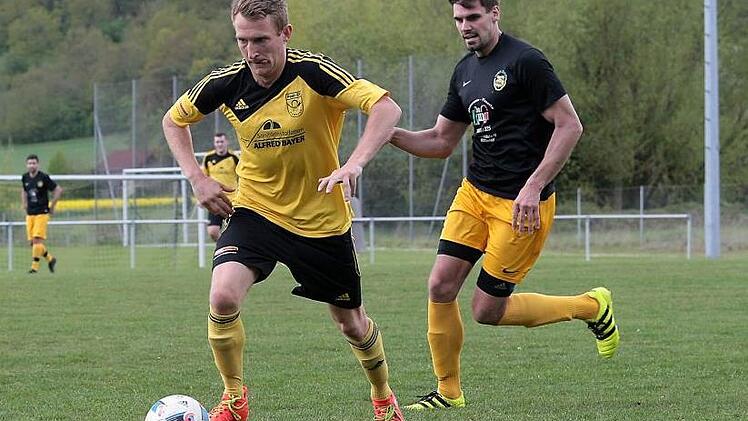 Der "Postler" Joel Hildebrand (l.) wird vom RSCler Thomas Reuß verfolgt. Fotos: sportpress