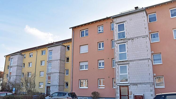 Die Mieter der Wohnanlage Langer Rain 13 bis 17 in Haßfurt der Baugenossenschaft Haßfurt können ihre Wohnungen nach dem Einbau von drei Liftanlagen nun leichter erreichen. Foto: Ulrike Langer