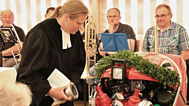 Pfarrerin Sonja von Aschen warf den Motor an. Wie eine Feuerwehrspritze brauche man auch im christlichen Leben einen Zufluss.Helmut Will