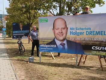 "Großflächige Plakate sind grundsätzlich sinnvoller, da sie auffälliger und eindringlicher sind", sagt André Haller, Kommunikations- und Wahlforscher an der Uni Bamberg. Der Spruch "Mit Sicherheit" sei eine "pfiffige Idee, weil er auf den Beruf des Kandidaten anspielt (Polizist) und ein Wortspiel beinhaltet." Der Hinweis auf die Landtagswahl sei Haller zufolge überflüssig und könne auch schaden, "weil er das Plakat mit zusätzlichen Informationen überfrachtet".  Fotos: S. Schanz, M. Klein, privat