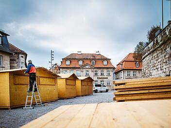 Neun Helfer vom Verein Kronacherleben bauten am Samstag schon einmal die Holzhütten auf, in die an den vier Adventswochenenden die Händler einziehen werden. Am Montag wurden dann die Stromleitungen verlegt. Foto: Marian Hamacher