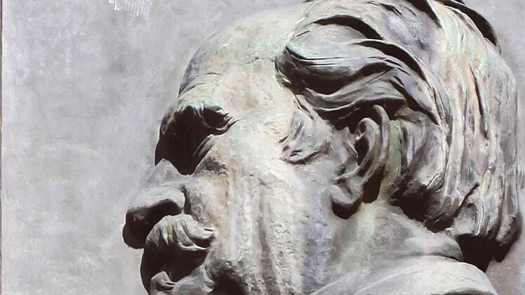 Diese Gedenktafel am Geburtshaus Markt 9 in Coburg erinnert an den Komponisten Felix Draeseke.Foto: Jochen Berger