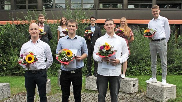 565 Schüler verabschiedete die Hans-Wilsdorf-Berufsschule. Unser Bild zeigt (vorne, von links) die Staatspreisträger Florian Sahm, David Kuczius und Philipp Heunisch sowie (hinten, von rechts) Hannes Weigel, Nina Hahn, Tigran Galstyan, Cora Schröppel und Philip Lorey.