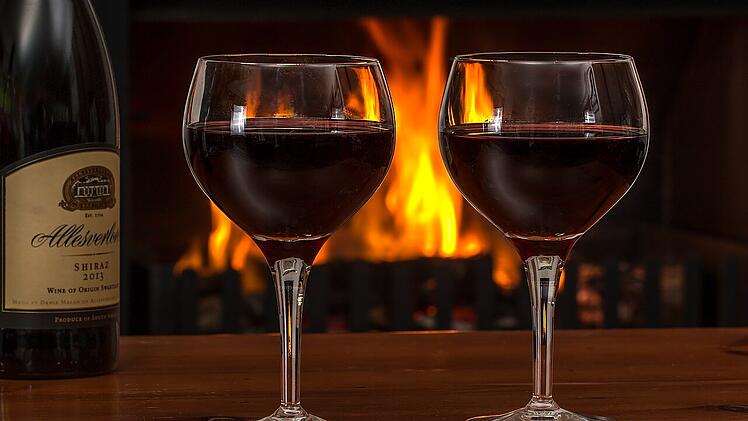 Ein Feuer im Kamin und ein Glas Wein, für viele Romantik pur.