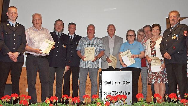 Kommandant Tim Hallermeier und sein Stellvertreter Florian Sonntag (v. li.) sowie der Vorsitzende Detlef Habermann (Zweiter von rechts) und sein Stellvertreter Christian Rettmann (rechts) dankten den langj&auml;hrigen Mitgliedern f&uuml;r ihre Treue.