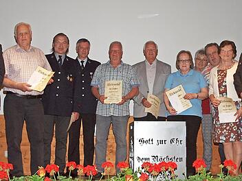 Kommandant Tim Hallermeier und sein Stellvertreter Florian Sonntag (v. li.) sowie der Vorsitzende Detlef Habermann (Zweiter von rechts) und sein Stellvertreter Christian Rettmann (rechts) dankten den langj&auml;hrigen Mitgliedern f&uuml;r ihre Treue.