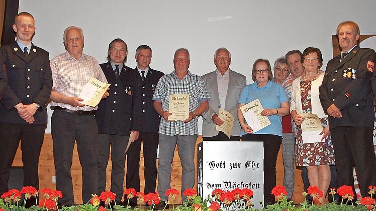 Kommandant Tim Hallermeier und sein Stellvertreter Florian Sonntag (v. li.) sowie der Vorsitzende Detlef Habermann (Zweiter von rechts) und sein Stellvertreter Christian Rettmann (rechts) dankten den langj&auml;hrigen Mitgliedern f&uuml;r ihre Treue.