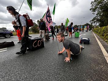 Flughafen N&uuml;rnberg: Extinction Rebellion sorgt mit "CO2-beladenen" Koffern f&uuml;r Aufsehen